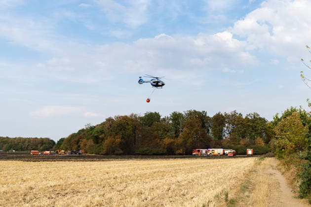 Firefighters Battle Wildfire at the Edge of the Forest Near Buschhoven A wildfire is spreading near Buschhoven in the municipality of Swisttal. What began as a field fire has spread to the adjacent forest due to strong winds; more than Copyright: xMarcxJohnx