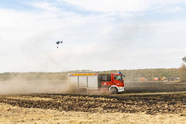 Firefighters Battle Wildfire at the Edge of the Forest Near Buschhoven A wildfire is spreading near Buschhoven in the municipality of Swisttal. What started as a burning field has spread to the adjacent forest due to strong winds; more Copyright: xMarcxJohnx