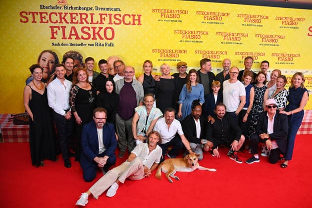 Group photo, cast, actors at the world premiere of *STECKERLFISCHFIASKO* on August 10, 20226, at the Mathaeser Kino in Munich; red carpet