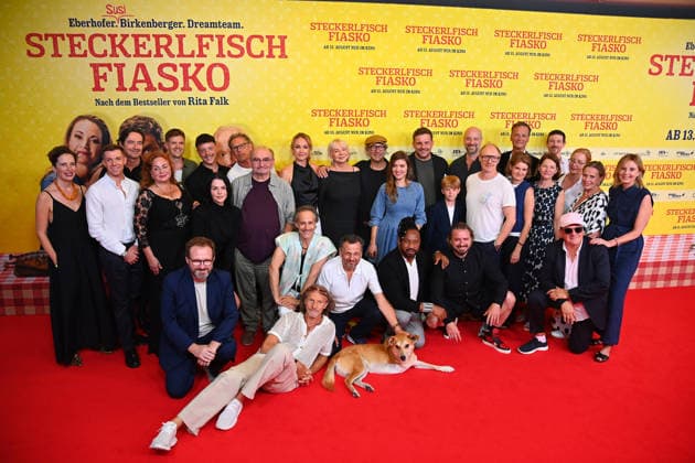 Group photo, cast, actors at the world premiere of *STECKERLFISCHFIASKO* on August 10, 20226, at the Mathaeser Kino in Munich; red carpet