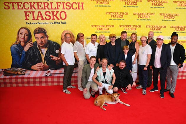 Group photo, cast, actors (from left to right): Christian TRAMITZ, Eisi GULP, Gerhard WITTMANN, Rita FALK,Max SCHMIDT, Sebastian BEZZEL, Pelle KUEFFNER, Lisa Maria POTTHOFF, Simon SCHWARZ, Stephan ZINNER, Thomas KUEGEL, Castro Dokyi AFFUM; front row, from left: Ferdinand HOFER, Michael OSTROWSKI, Daniel CHRISTENSEN, dog Noah. World premier
