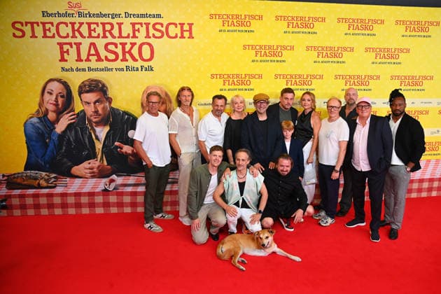Group photo, cast, actors (from left to right): Christian TRAMITZ, Eisi GULP, Gerhard WITTMANN, Rita FALK,Max SCHMIDT, Sebastian BEZZEL, Pelle KUEFFNER, Lisa Maria POTTHOFF, Simon SCHWARZ, Stephan ZINNER, Thomas KUEGEL, Castro Dokyi AFFUM; front row, from left: Ferdinand HOFER, Michael OSTROWSKI, Daniel CHRISTENSEN, dog Noah. World premier