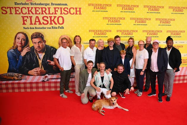 Group photo, cast, actors (from left to right): Christian TRAMITZ, Eisi GULP, Gerhard WITTMANN, Rita FALK,Max SCHMIDT, Sebastian BEZZEL, Pelle KUEFFNER, Lisa Maria POTTHOFF, Simon SCHWARZ, Stephan ZINNER, Thomas KUEGEL, Castro Dokyi AFFUM; front row, from left: Ferdinand HOFER, Michael OSTROWSKI, Daniel CHRISTENSEN, dog Noah. World premier
