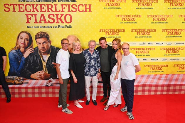 From left: Christian TRAMITZ, actor; Rita FALK, writer; Paul BREITNER;Sebastian BEZZEL, actor; Lisa Maria POTTHOFF, actress; Simon Schwarz, actor; World premiere of *STECKERLFISCHFIASKO* on August 10, 20226, at the Mathaeser Kino in Munich; Red Carpet