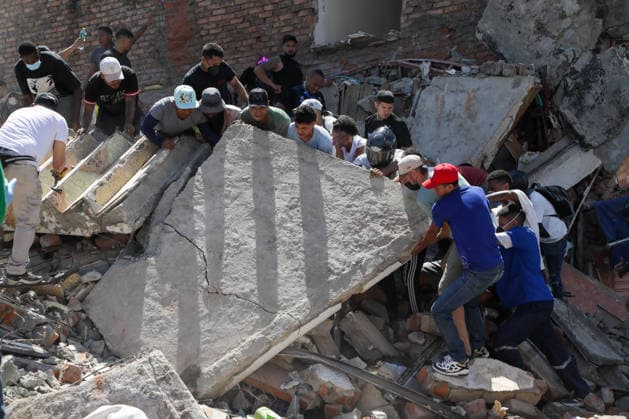 7.1-Magnitude Earthquake in Colombia Santiago de Cali, August 10, 2026 The building located at Carrera 24 and Calle 9 in the capital of Valle del Cauca collapsed due to the earthquake that struck the country today, Firefighters, police, and Cali residents are searching through the rubble for survivors. Photos by Samir Rojas, El Tiempo. EDITORIAL USE ONLY  Copyright: xGDA ElxTiempo Colombia-xTodosxlosxderechosxreservados.xProhibidoxelxusoxoxreproducci&oacute;nxdexestaximagenxenxColombiax I.ROJASx etcpic098761