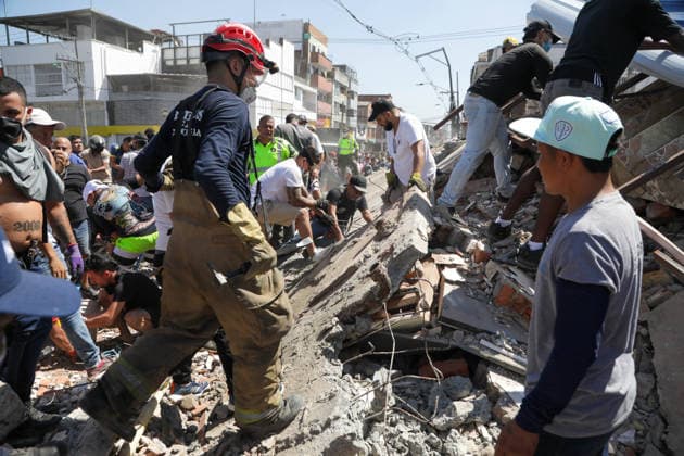 7.1-Magnitude Earthquake in Colombia Santiago de Cali, August 10, 2026 The building located at Carrera 24 and Calle 9 in the capital of Valle del Cauca collapsed due to the earthquake that struck the country today, Firefighters, police, and Cali residents are searching through the rubble for survivors. Photos by Samir Rojas, El Tiempo. EDITORIAL USE ONLY  Copyright: xGDA ElxTiempo Colombia-xTodosxlosxderechosxreservados.xProhibidoxelxusoxoxreproducci&oacute;nxdexestaximagenxenxColombiax I.ROJASx etcpic098763