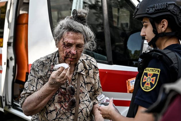 A State Emergency Service psychologist attends to an elderly woman injured by a Russian air strike, Zaporizhzhia, Ukraine, August 10, 2026. Russian forces attacked civilian infrastructure in the regional capital and the Zaporizhzhia district with guided aerial bombs. Apartment blocks and private houses were damaged, and cars were wrecked. At least 24 people were injured, including two children. (Photo by Dmytro Smolienko Ukrinform) Russian army attacks Zaporizhzhia with guided bombs again  Copyright: xDmytroxSmolienkox