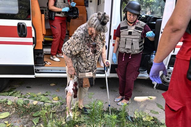 An elderly woman with a bandaged leg stands by an ambulance after a Russian air strike, Zaporizhzhia, Ukraine, August 10, 2026. Russian forces attacked civilian infrastructure in the regional capital and the Zaporizhzhia district with guided aerial bombs. Apartment blocks and private houses were damaged, and cars were wrecked. At least 24 people were injured, including two children. (Photo by Dmytro Smolienko Ukrinform) Russian army attacks Zaporizhzhia with guided bombs again  Copyright: xDmytroxSmolienkox
