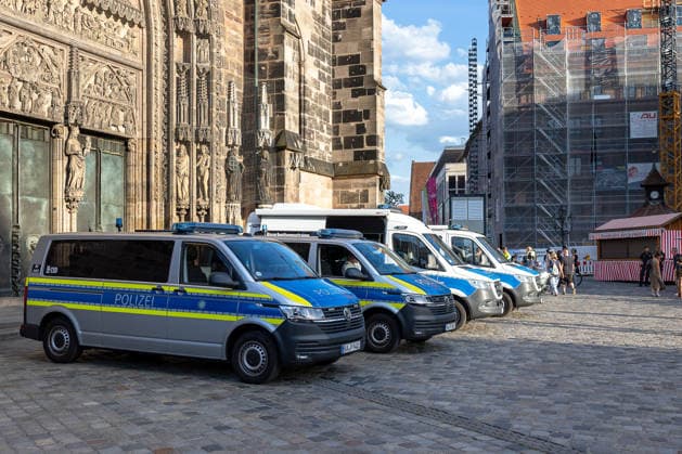 Police operation during the Monday demonstration by Team Menschenrechte and counter-protests, Nuremberg, 10 087 2026 Several police vehicles are parked in front of St. Lorenz Church as part of a Monday demonstration by Team Menschenrechte and counter-protests; passersby are walking across the adjacent square. Nuremberg, Bavaria, Germany 20260810-6V2A0559-M4000