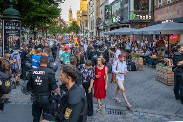 Police operation during the Monday demonstration by Team Menschenrechte and counter-protests, Nuremberg, 10 087 2026 A demonstration march by Team Menschenrechte through Karolinenstraße, accompanied by a large police presence; passersby and shoppers move between the demonstrators and the police cordon; Nuremberg, Bavaria, Germany 20260810-6V2A0781-M4000
