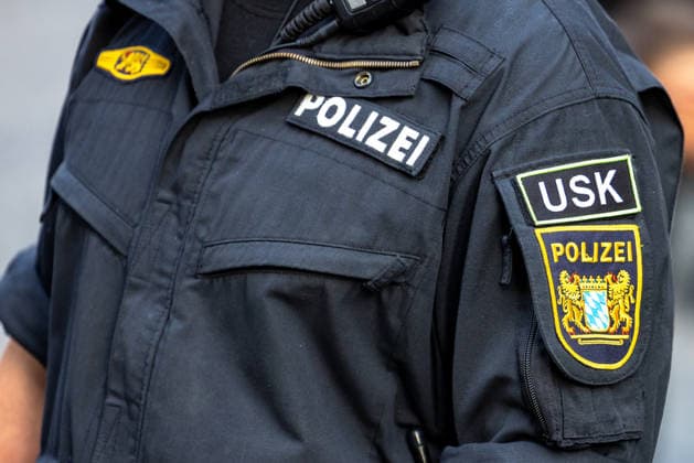 Police operation during the Monday demonstration by Team Menschenrechte and counter-protests, Nuremberg, 10 087 2026 Close-up of the uniform of an officer from the USK (Support Unit) of the Bavarian Police, featuring a sleeve insignia and the Bavarian coat of arms. The officer is on duty as part of a police operation during a demonstration in Nuremberg, Bavaria, Germany 20260810-286A4976-M4000