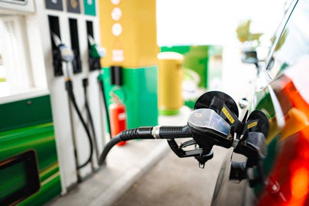 Tanken eines Dieselautos an einer Tankstelle Car refilling diesel fuel at a modern petrol station (License=RF) ,model released, Symbolfoto Copyright: xZoonar.com JelenaxCvetkovicx 25406543 ,model released, Symbolfoto ,property released