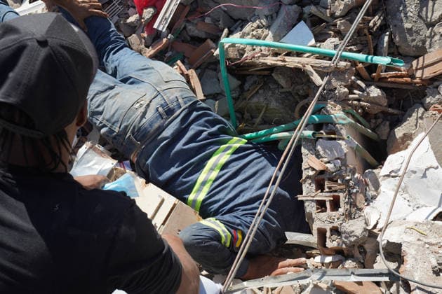 August 10, 2026, Cali, Valle Del Cauca, Colombia: People gather outside rubble of a collapsed building to search for survivors in Cali after a 7,4 Earthquake that struck Colombia on August 10, 2026. Cali Colombia - ZUMAvp1_ 20260810_zia_vp1_010 Copyright: xSebastianxMarmolejox