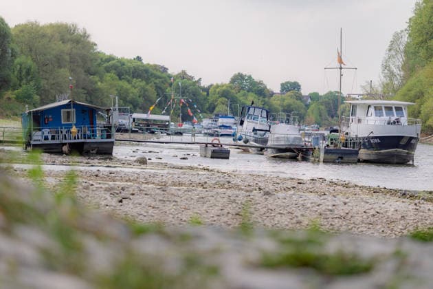Low Water on the Rhine: Boats and Docks Stranded Near Bornheim Hersel Low Water on the Rhine With the water level at the Bonn gauge standing at 74 cm, the branch of the Rhine between Bornheim Hersel and the Herseler Werth Nature Reserve is largely dry; boats and docks are stranded on the dried-up riverbed. Historic low wat Copyright: xMarcxJohnx