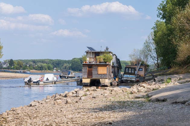 Low Water on the Rhine: Boats and Docks Stranded Near Bornheim Hersel Low Water on the Rhine With the water level at the Bonn gauge standing at 74 cm, the branch of the Rhine between Bornheim Hersel and the Herseler Werth Nature Reserve is largely dry; boats and docks are stranded on the dried-up riverbed. Historic low wat Copyright: xMarcxJohnx