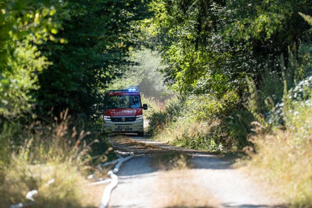 Feuer in Wald und in Wohngebiet fordert weit über 300 Einsatzkräfte Am 10.08.2026 brach gegen 13:15 Uhr zwischen Bad Schwalbach-Adolfseck und Hohenstein-Breithardt ein Waldbrand aus, der sich rasch auf über 8000 Quadratmeter ausbreitete. Rund 300 Feuerwehrkräfte sowie Kräfte von HessenForst bekämpften den Brand, für die Wasserversorgung wurde die B54 gesperrt. Gegen 14:15 Uhr griff parallel in Bad Schwalbach ein Feuer an einem Hang auf einen Anbau mit Garage über. Bei den beiden Einsätzen wurden insgesamt neun Personen leicht verletzt, zwei Einsatzkräfte mussten wegen Rauchgasinhalation ins Krankenhaus gebracht werden. Laut Kreisbrandmeister Michael Ehresmann besteht der Verdacht auf fahrlässige oder vorsätzliche Brandstiftung,