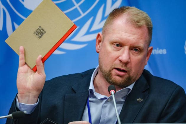 News Bilder des Tages #2 August 10, 2026, New York, New York, United States: OLEG GUSHCHYN, Legal Counsellor with UkraineÃ¢â‚¬â ¢s Coordination Headquarters for the Treatment of Prisoners of War, holds up a publication during a press briefing following the UN Security Council Arria-formula meeting, -Ukrainian Prisoners of War and Civilian Detainees: Testimonies and Accountability,- at UNHQ. The publication compares UkraineÃ¢â‚¬â ¢s stated adherence to the Geneva Conventions in its treatment of Russian prisoners of war with allegations of systematic torture, abuse and other violations of international humanitarian law committed against Ukrainian prisoners of war held in Russian captivity. A QR code directs readers to additional information. New York United States - ZUMAo116 20260810_znp_o116_057 Copyright: xBiancaxOterox