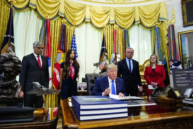 August 10, 2026, Washington, District Of Columbia, USA: United States President Donald J Trump (C) speaks Prior to signing an executive order that reevaluates childhood vaccines in the Oval Office of the White House in Washington, DC, USA, on August 10, 2026. While the executive order still recommends childhood vaccines for 11 diseases, including measles and polio, it calls for limiting vaccines for other diseases, like hepatitis A and B and meningococcal disease, to high-risk populations Washington USA  - ZUMAs152 20260810_faa_s152_010 Copyright: xBonniexCashx-xPoolxviaxCNPx