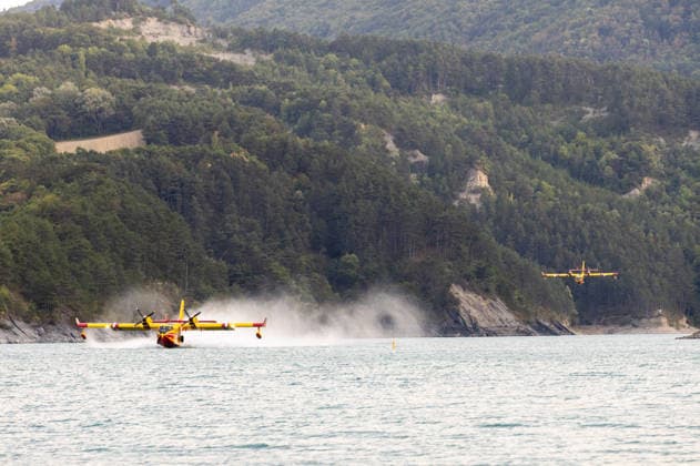 Canadair Aircraft Scoops Water From Lake Monteynard To Fight Fire In Treffort - France A Canadair aircraft scoops up water from Lake Monteynard to fight a fire in the Drôme, in Treffort, France on August 10, 2026. Photo by Arnaud Bertrand ABACAPRESS.COM Treffort France  Copyright: xBertrandxArnaud ABACAx