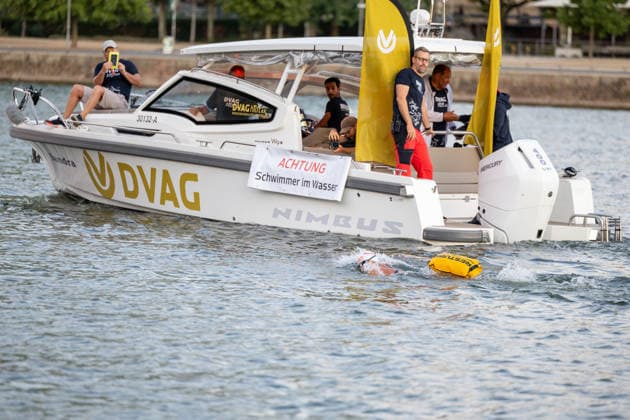 Extremschwimmerin Nathalie Pohl startet Weltrekordversuch 200 Kilometer in vier Tagen Erlös für Schwimmausbildung von Kindern Die Extremschwimmerin Nathalie Pohl ist am 11.08.2026 kurz nach 06:00 Uhr in Frankfurt am Main zu einem Weltrekordversuch gestartet. Die 1994 geborene Freiwasserschwimmerin aus Marburg will in vier Tagen schwimmend 200 Kilometer bis nach Köln zurücklegen, wo sie am 14.08.2026 erwartet wird. Im Rahmen der Aktion RIVERS sammelt Pohl für jeden geschwommenen Kilometer Spenden für Projekte zur Schwimmförderung und die Schwimmausbildung von Kindern. Entlang der Strecke sind Tourstopps mit Rahmenprogramm geplant, unter anderem am 12.08.2026 in Bingen und am 13.08.2026 in Koblenz. Pohl gilt als erste deuts