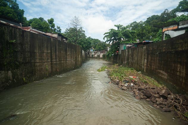 August 11, 2026, Quezon City, Quezon, Philippines: Evacuees in the residential areas of Quezon CIty, located near the currently overflowing La Mesa Dam seek shelter in a nearby school as flood and mud sweep through their streets and houses. Quezon City Philippines  - ZUMAy102 20260811_zip_y102_001 Copyright: xKenosisxYapx