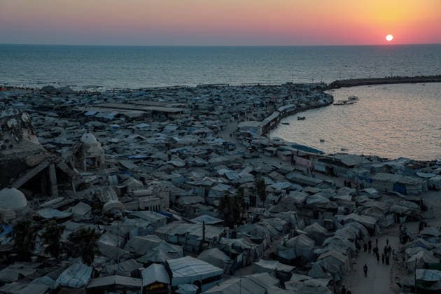 Displaced Palestinians Tents Crowd Gaza City Coast - Gaza A general view shows tents housing displaced Palestinians crowded along the Gaza City coastline and among buildings damaged during the war in Gaza City, Gaza Strip on August 10, 2026. Families sought refuge in temporary shelters after their homes were destroyed, amid difficult living and humanitarian conditions. Photo by Rizek ELdremle ABACAPRESS.COM Gaza City Gaza Palestine  Copyright: xEldremlexRizek ABACAx