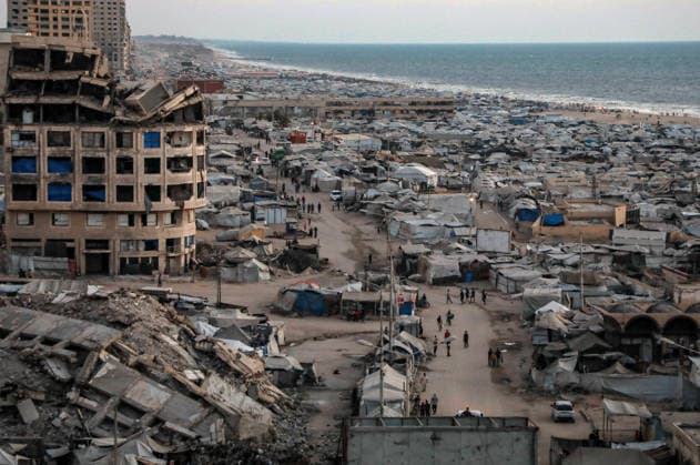 Displaced Palestinians Tents Crowd Gaza City Coast - Gaza A general view shows tents housing displaced Palestinians crowded along the Gaza City coastline and among buildings damaged during the war in Gaza City, Gaza Strip on August 10, 2026. Families sought refuge in temporary shelters after their homes were destroyed, amid difficult living and humanitarian conditions. Photo by Rizek ELdremle ABACAPRESS.COM Gaza City Gaza Palestine  Copyright: xEldremlexRizek ABACAx