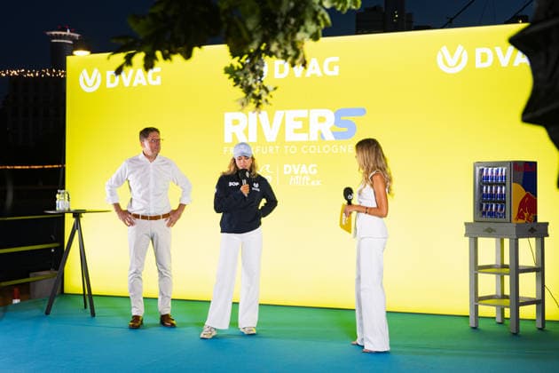 Extremschwimmerin Nathalie Pohl startet Weltrekordversuch 200 Kilometer in vier Tagen Erlös für Schwimmausbildung von Kindern Die Extremschwimmerin Nathalie Pohl ist am 11.08.2026 kurz nach 06:00 Uhr in Frankfurt am Main zu einem Weltrekordversuch gestartet. Die 1994 geborene Freiwasserschwimmerin aus Marburg will in vier Tagen schwimmend 200 Kilometer bis nach Köln zurücklegen, wo sie am 14.08.2026 erwartet wird. Im Rahmen der Aktion RIVERS sammelt Pohl für jeden geschwommenen Kilometer Spenden für Projekte zur Schwimmförderung und die Schwimmausbildung von Kindern. Entlang der Strecke sind Tourstopps mit Rahmenprogramm geplant, unter anderem am 12.08.2026 in Bingen und am 13.08.2026 in Koblenz. Pohl gilt als erste deuts