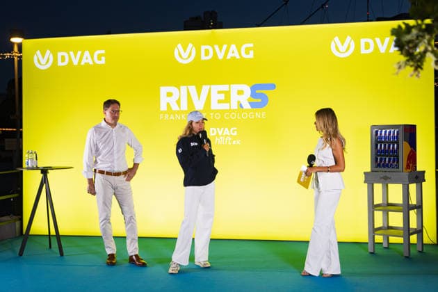 Extremschwimmerin Nathalie Pohl startet Weltrekordversuch 200 Kilometer in vier Tagen Erlös für Schwimmausbildung von Kindern Die Extremschwimmerin Nathalie Pohl ist am 11.08.2026 kurz nach 06:00 Uhr in Frankfurt am Main zu einem Weltrekordversuch gestartet. Die 1994 geborene Freiwasserschwimmerin aus Marburg will in vier Tagen schwimmend 200 Kilometer bis nach Köln zurücklegen, wo sie am 14.08.2026 erwartet wird. Im Rahmen der Aktion RIVERS sammelt Pohl für jeden geschwommenen Kilometer Spenden für Projekte zur Schwimmförderung und die Schwimmausbildung von Kindern. Entlang der Strecke sind Tourstopps mit Rahmenprogramm geplant, unter anderem am 12.08.2026 in Bingen und am 13.08.2026 in Koblenz. Pohl gilt als erste deuts