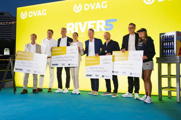 Extremschwimmerin Nathalie Pohl startet Weltrekordversuch 200 Kilometer in vier Tagen Erlös für Schwimmausbildung von Kindern Die Extremschwimmerin Nathalie Pohl ist am 11.08.2026 kurz nach 06:00 Uhr in Frankfurt am Main zu einem Weltrekordversuch gestartet. Die 1994 geborene Freiwasserschwimmerin aus Marburg will in vier Tagen schwimmend 200 Kilometer bis nach Köln zurücklegen, wo sie am 14.08.2026 erwartet wird. Im Rahmen der Aktion RIVERS sammelt Pohl für jeden geschwommenen Kilometer Spenden für Projekte zur Schwimmförderung und die Schwimmausbildung von Kindern. Entlang der Strecke sind Tourstopps mit Rahmenprogramm geplant, unter anderem am 12.08.2026 in Bingen und am 13.08.2026 in Koblenz. Pohl gilt als erste deuts