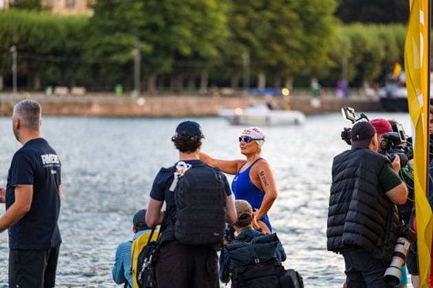 Extremschwimmerin Nathalie Pohl startet Weltrekordversuch 200 Kilometer in vier Tagen Erlös für Schwimmausbildung von Kindern Die Extremschwimmerin Nathalie Pohl ist am 11.08.2026 kurz nach 06:00 Uhr in Frankfurt am Main zu einem Weltrekordversuch gestartet. Die 1994 geborene Freiwasserschwimmerin aus Marburg will in vier Tagen schwimmend 200 Kilometer bis nach Köln zurücklegen, wo sie am 14.08.2026 erwartet wird. Im Rahmen der Aktion RIVERS sammelt Pohl für jeden geschwommenen Kilometer Spenden für Projekte zur Schwimmförderung und die Schwimmausbildung von Kindern. Entlang der Strecke sind Tourstopps mit Rahmenprogramm geplant, unter anderem am 12.08.2026 in Bingen und am 13.08.2026 in Koblenz. Pohl gilt als erste deuts