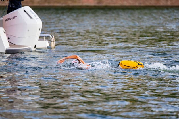 Extremschwimmerin Nathalie Pohl startet Weltrekordversuch 200 Kilometer in vier Tagen Erlös für Schwimmausbildung von Kindern Die Extremschwimmerin Nathalie Pohl ist am 11.08.2026 kurz nach 06:00 Uhr in Frankfurt am Main zu einem Weltrekordversuch gestartet. Die 1994 geborene Freiwasserschwimmerin aus Marburg will in vier Tagen schwimmend 200 Kilometer bis nach Köln zurücklegen, wo sie am 14.08.2026 erwartet wird. Im Rahmen der Aktion RIVERS sammelt Pohl für jeden geschwommenen Kilometer Spenden für Projekte zur Schwimmförderung und die Schwimmausbildung von Kindern. Entlang der Strecke sind Tourstopps mit Rahmenprogramm geplant, unter anderem am 12.08.2026 in Bingen und am 13.08.2026 in Koblenz. Pohl gilt als erste deuts