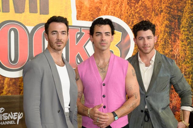 BURBANK, USA, August 10, 2026: Kevin Jonas, Joe Jonas, and Nick Jonas at the world premiere of Disney s *Camp Rock 3* at the Walt Disney Studio Lot. Photo by Paul Smith, Featureflash 458817, August 10, 2026, Burbank, CA Copyright: xPaulxSmithx xFeaturesxFlashx xStarfacex STAR_458817_007