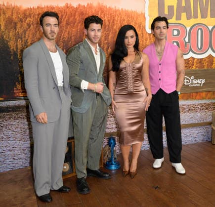BURBANK, USA, August 10, 2026: Kevin Jonas, Nick Jonas, Demi Lovato, and Joe Jonas at the world premiere of Disney s *Camp Rock 3* at the Walt Disney Studio Lot. Photo by Paul Smith, Featureflash 458817, August 10, 2026, Burbank, CA Copyright: xPaulxSmithx xFeaturesxFlashx xStarfacex STAR_458817_022
