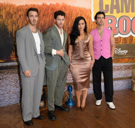 BURBANK, USA, August 10, 2026: Kevin Jonas, Nick Jonas, Demi Lovato, and Joe Jonas at the world premiere of Disney s *Camp Rock 3* at the Walt Disney Studio Lot. Photo by Paul Smith, Featureflash 458817, August 10, 2026, Burbank, CA Copyright: xPaulxSmithx xFeaturesxFlashx xStarfacex STAR_458817_023