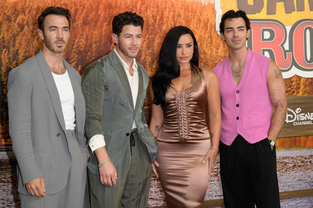 BURBANK, USA, August 10, 2026: Kevin Jonas, Nick Jonas, Demi Lovato, and Joe Jonas at the world premiere of Disney s *Camp Rock 3* at the Walt Disney Studio Lot. Photo by Paul Smith, Featureflash 458817, August 10, 2026, Burbank, CA Copyright: xPaulxSmithx xFeaturesxFlashx xStarfacex STAR_458817_029