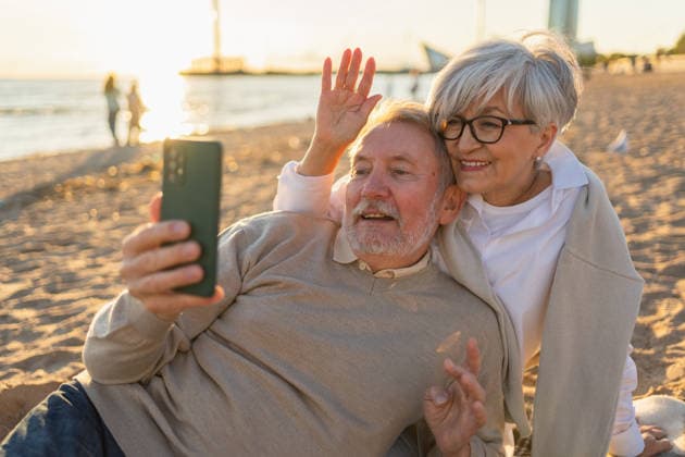 Videoanruf. Älteres Ehepaar macht Selfie bei Videoanruf am Strand im Freien. Ältere Großmutter und Großvater unterhalten sich online. Ältere Generation nutzt moderne Technologie. Virtuelles Treffen, Online-Chat. Video call. Senior couple making selfie having video call on beach outdoor. Mature old grandmother grandfather talking speaking online. Older generation modern tech usage. Virtual meeting online chat (License=RF) ,model released, Symbolfoto Copyright: xZoonar.com IuliiaxZavalishinax 25419242 ,model released, Symbolfoto ,property released
