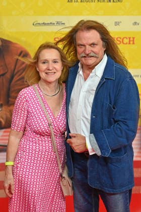 Leslie MANDOKI with his wife Eva MANDOKI at the world premiere of *STECKERLFISCHFIASKO* on August 10, 20226, at the Mathaeser Kino in Munich. Red Carpet