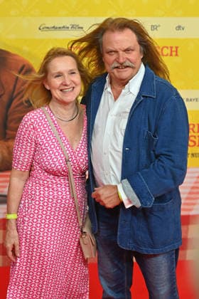 Leslie MANDOKI with his wife Eva MANDOKI at the world premiere of *STECKERLFISCHFIASKO* on August 10, 20226, at the Mathaeser Kino in Munich. Red Carpet