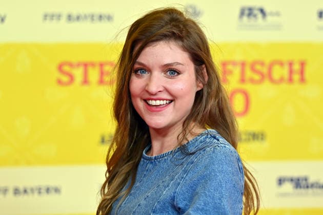 Lara MANDOKI, actress; single frame, cropped close-up, portrait; World Premiere of *STECKERLFISCHFIASKO* on August 10, 20226, at the Mathäuser Kino in Munich; Red Carpet