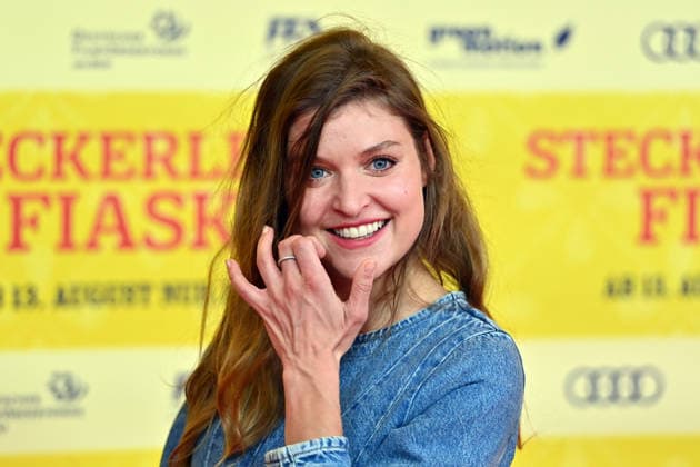Lara MANDOKI, actress; single frame, cropped close-up, portrait; World Premiere of *STECKERLFISCHFIASKO* on August 10, 20226, at the Mathäuser Kino in Munich; Red Carpet