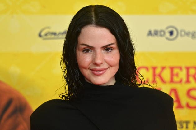 Ruby O FEE, actress; single frame; cropped close-up; portrait; World Premiere of *STECKERLFISCHFIASKO* on August 10, 20226, at the Mathäuser Kino in Munich; red carpet