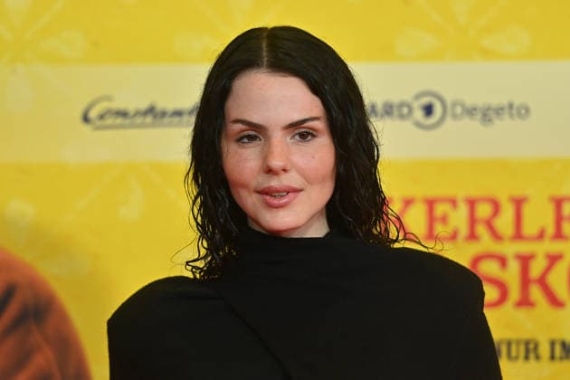 Ruby O FEE, actress; single frame; cropped close-up; portrait; World Premiere of *STECKERLFISCHFIASKO* on August 10, 20226, at the Mathäuser Kino in Munich; red carpet