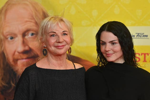 From left: Rita FALK, author; Ruby O FEE, actress; World premiere of *STECKERLFISCHFIASKO* on August 10, 20226, at the Mathaeser Kino in Munich; Red Carpet