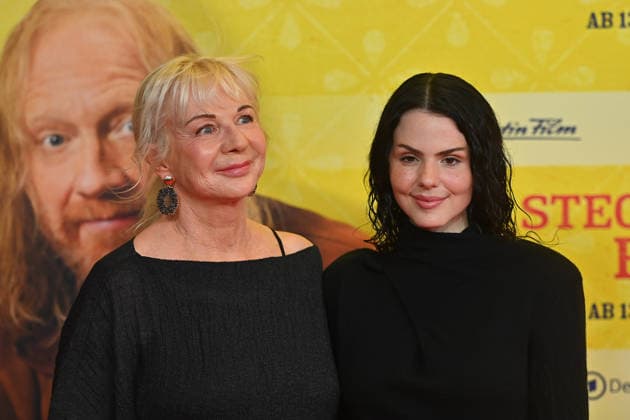 From left: Rita FALK, author; Ruby O FEE, actress; World premiere of *STECKERLFISCHFIASKO* on August 10, 20226, at the Mathaeser Kino in Munich; Red Carpet