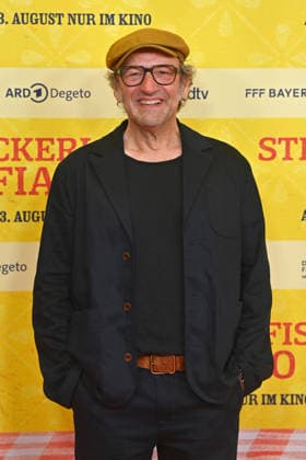 Max SCHMIDT, actor; single frame, cropped close-up, half-length portrait; World Premiere of *STECKERLFISCHFIASKO* on August 10, 20226, at the Mathaeser Kino in Munich; Red Carpet