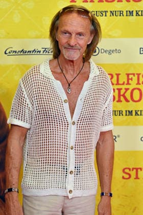 Eisi GULP, actor; single frame; cropped close-up; half-length portrait; World Premiere of *STECKERLFISCHFIASKO* on August 10, 20226, at the Mathaeser Kino in Munich; Red Carpet