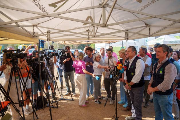 More than 500 personnel are fighting the fire in Niebla, Huelva. The First Vice President and Minister of the Presidency, Health and Emergencies, Antonio Sanz, speaks to the media at the Forward Command Post for the Niebla, Huelva, wildfire before the coordination meeting August 11, 2026, in Niebla, Huelva, Andalusia, Spain More than 500 personnel from the Military Emergency Unit (UME) and the Civil Guard are now participating in efforts to extinguish the forest fire in Niebla, Huelva, following a further expansion of the human and material resources allocated to this operation. In addition, the UME has added four new bulldozers that will be deployed throughout Tuesday, primarily for use in the rear area. AUGUST 11, 2026 Francisco J Niebla Copyright: xFranciscoxJ.xOlmox 7709379