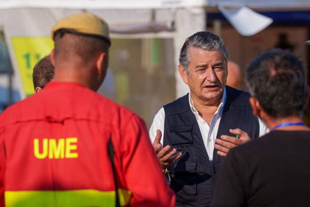 More than 500 personnel are fighting the fire in Niebla, Huelva. The First Vice President and Minister of the Presidency, Health and Emergencies, Antonio Sanz c, at the Forward Command Post for the Niebla, Huelva, wildfire before the coordination meeting. August 11, 2026, in Niebla, Huelva, Andalusia, Spain. More than 500 personnel from the Military Emergency Unit (UME) and the Civil Guard are now participating in efforts to extinguish the forest fire in Niebla, Huelva, following a further expansion of the human and material resources allocated to this operation. Additionally, the UME has added four new bulldozers that will be deployed throughout Tuesday, primarily for use in the rear area. AUGUST 11, 2026 Francisco J Niebla, Huelva, Andal Copyright: xFranciscoxJ.xOlmox 7709382