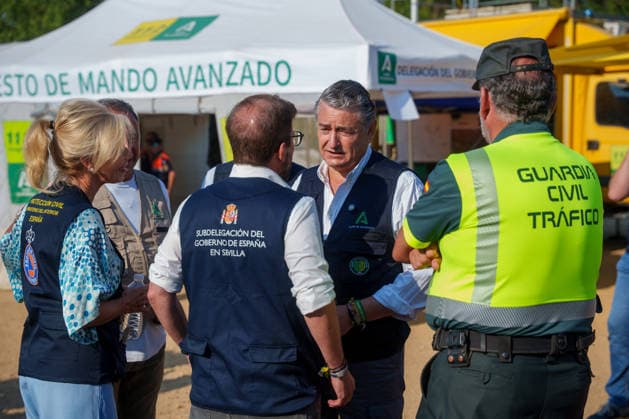 More than 500 personnel are fighting the fire in Niebla, Huelva. The First Vice President and Minister of the Presidency, Health, and Emergencies, Antonio Sanz (2d), along with the acting Government Delegate in Andalusia, Francisco Toscano (2i), at the Forward Command Post for the Niebla, Huelva, wildfire prior to the coordination meeting. August 11, 2026, in Niebla, Huelva, Andalusia, Spain. More than 500 personnel from the Military Emergency Unit (UME) and the Civil Guard are now participating in efforts to extinguish the forest fire in Niebla, Huelva, following a further expansion of the human and material resources allocated to this operation. Additionally, the UME has added four new bulldozers that will be deployed throughout Tuesday, Copyright: xFranciscoxJ.xOlmox 7709385